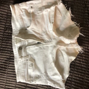 Shorts  - Vita shorts, ganska kort men sitter fint, från gina