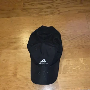 Keps - Adidas keps  🧢 en liten vit fläck grej färg men d går nog o tvätta ,väldigt användbar!🌸
