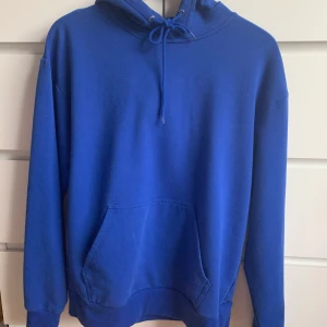 Mysig hoodie i nyskick  - Skön och rätt så tunn hoodie köpr från carlings!! Knappt använd så den är i perfekt skick