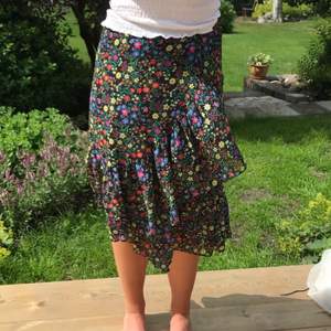 En blommig sommar kjol med volang💕 Den är köpt på Bikbok i storlek xs men är mycket strechig (jag är storlek m). Om fler bilder önkas är det bara att fråga och frakten ingår i priset🌸