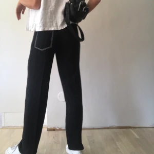 Kostymbyxor Mango - Svarta raka kostymbyxor från Mango. Fina detaljer med snygga sömmar och ett coolt avtagbart skärp!                                       Storlek small och långa i modellen, jag är 178! Jag har tagit upp sömmen längst ner, skickar gärna fler bilder💕