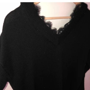 Söt tröja med fina spetsdetaljer😊 - Aldrig använd och frakten är gratis!