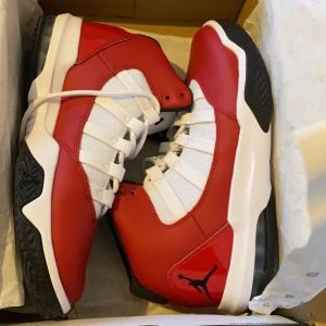 Jordan Max Aura  - Köpte den 8/6 haft den en gång den passar till och med personer med stil 42-43 priset kan diskuteras vid snabb affär 