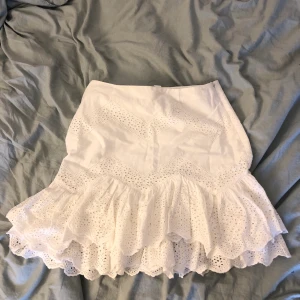 Somrig vit kjol - Säljer denna väldigt gulliga kjol från HM i storlek 34 som passar perfekt nu till sommaren. Den är helt oanvänd med prislappen kvar! Köpte den för 300kr men säljer den för 100kr + frakt och det är bara att höra av sig om du undrar något🌺