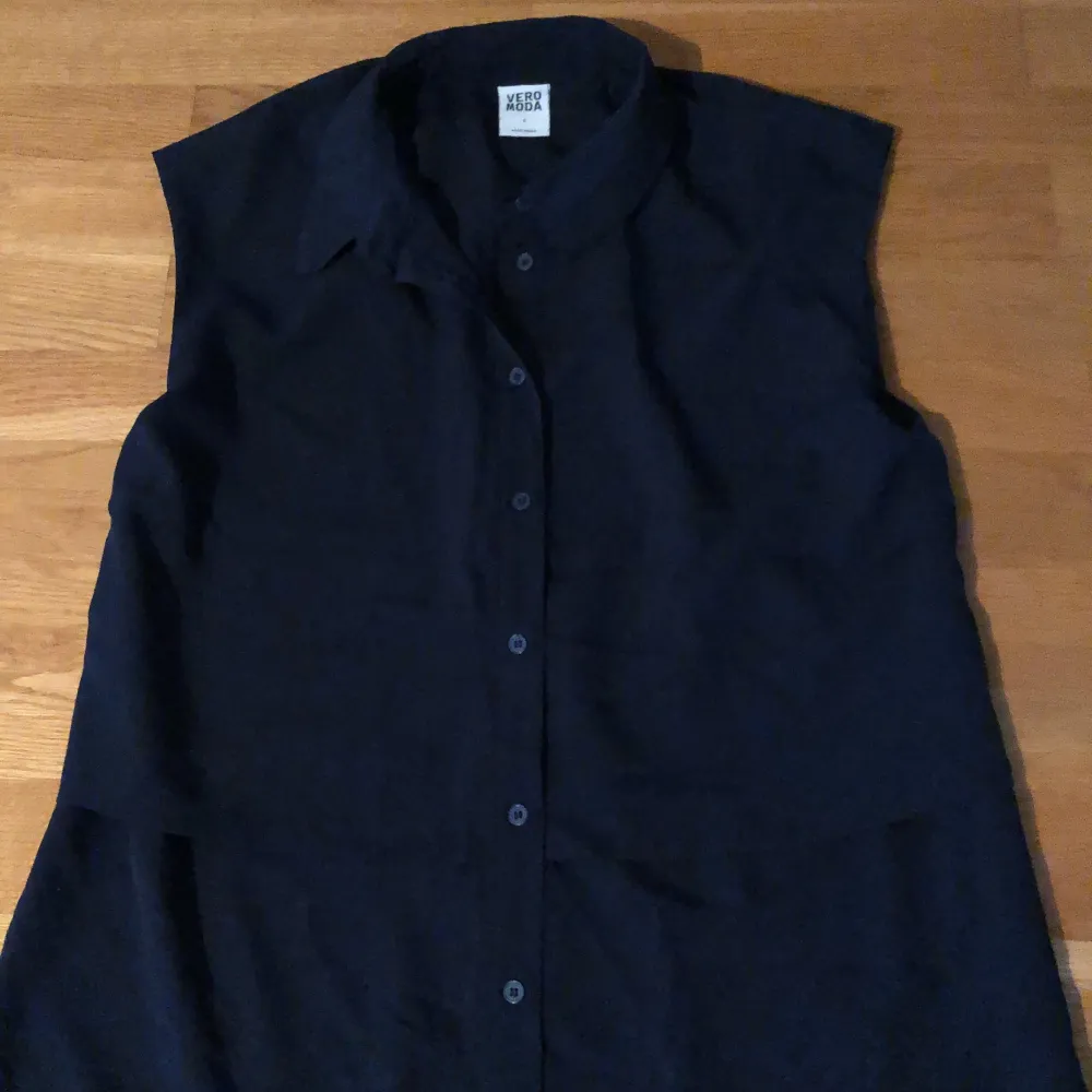 Mörkblå lång skjortklänning utan ärmar från Vero Moda storlek S. Luftig passform, dubbeltyg på toppdel.. Klänningar.