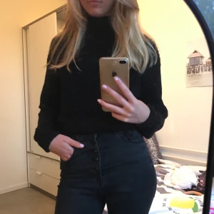 Mysig stickad tröja - Mysig stickad tröja från hm!🖤 fint skick! 100kr + frakt, pris kan diskuteras vid snabbt köp🕊