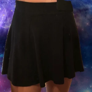 🖤SVART SKATER KJOL🖤 - Säljer min superfina skaterkjol för att den tyvärr känns kort på mig (är 183 cm). Den är stretchig och skön, storleken är S men passar både större och mindre. Volangerna ger skitsnygg figur! Kjolen är ca 40 cm lång. Köparen står för frakten (44 kr)🖤