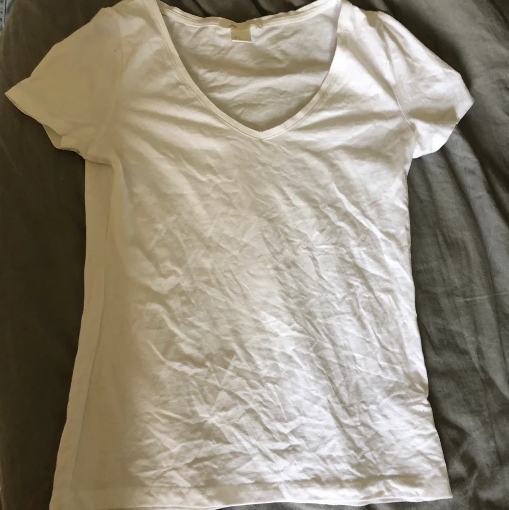 En vit basic t-shirt ifrån H&M i storlek S. Använd fåtal gånger. Frakt ingår ej i priset . T-shirts.