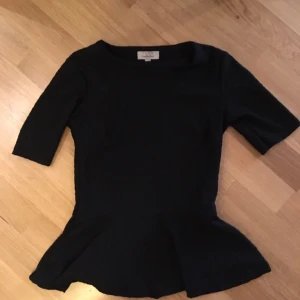  - Svart topp zara. Med struktur. Svårt att se, men säljer en likadan vit så kolla på den. :)