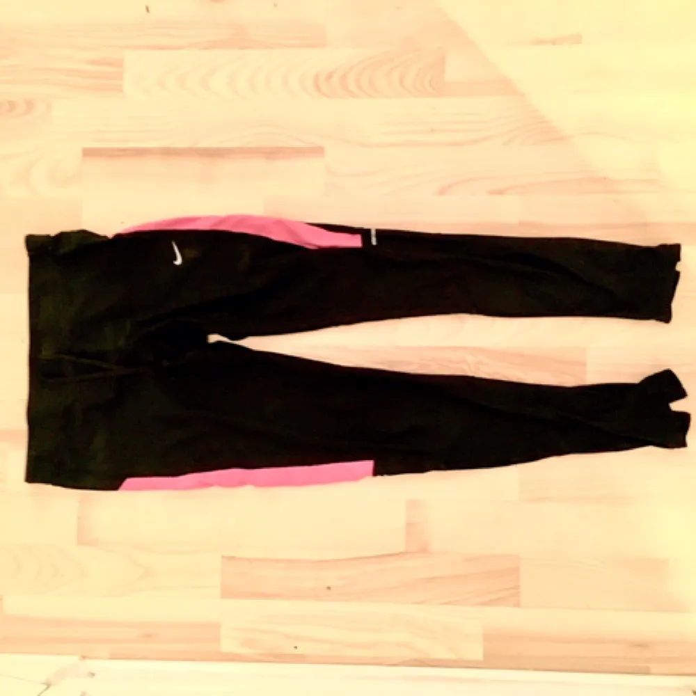 Nike löpar/yoga tights med rosa detaljer på sidorna. Sitter som ett smäck👌🏽. Jeans & Byxor.