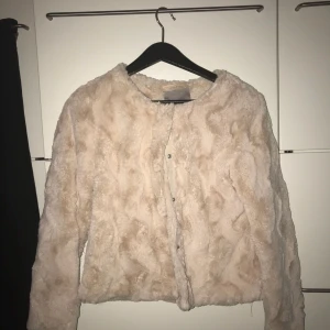  - Ljus -ljus rosa pälsjacka från VeroModa!🌸 Knappt använd, hänger bara i garderoben. :) Mjuk o gosig!