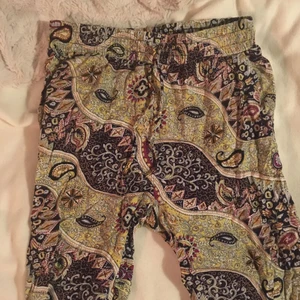  - Byxor med resår i midjan 