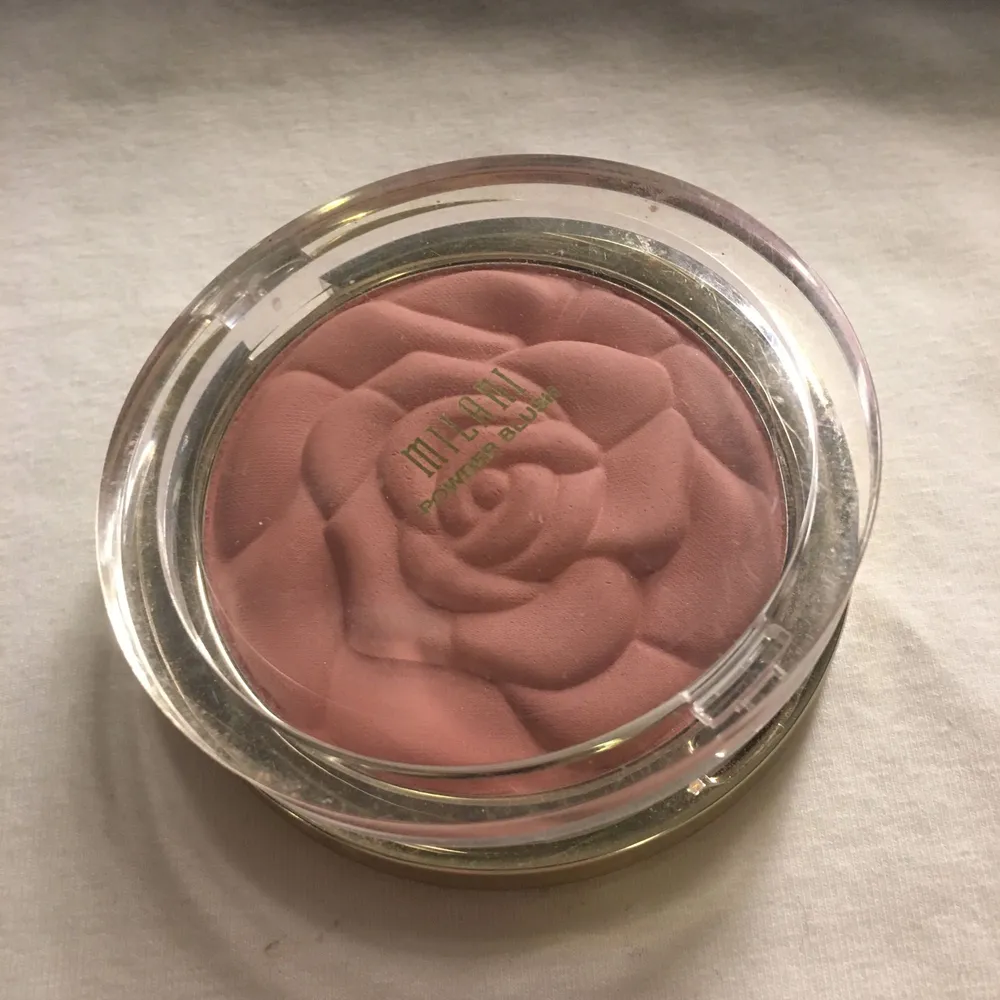 Blush från milani cosmetiks färgen: 01 romantic rose. Aldrig använt bara öppnat och kollat på de. Accessoarer.