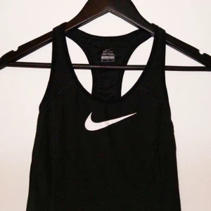  - Har tagit bort den inbyggda bh:n! Men den ser exakt lika fin ut som vanligt 