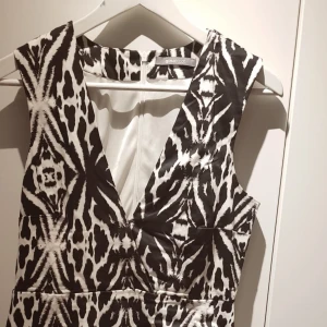  - Super snygg fodralklänning med djup urringning. Pris exkl. frakt.