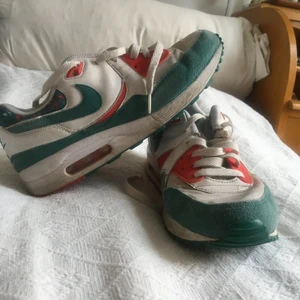  - Grön/röd/vit med subtilt 80-tals mönster Strl 40,5 Gott skick trots några år på nacken, saknar innersula, ej använda av mig pga för små. Finns i Malmö för avhämtning. Kan skickas mot frakt!