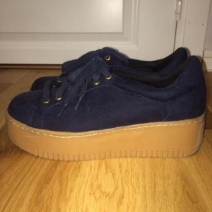  - väldigt snygga skor som jag köpte på new look i england. dock köpte jag för stor storlek och trodde dom satt bra i affären men när jag kom hem var de för stora då jag egentligen har 37-38. 