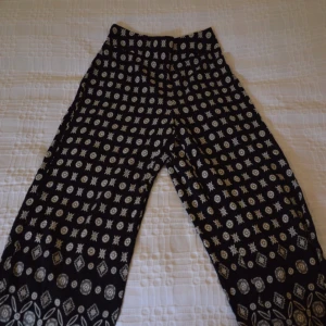  - Typ: Byxor Storlek: S Färg:Svart, Vit 