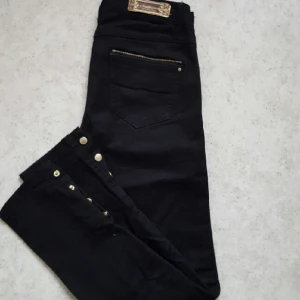  - Jätte snygga tjejiga svarta byxor i strl 34 jeans material använda fåtal gånger bra skick/inget öppet köp.frakten ca 56 kr. om frakten klarar sig på mindre än det står då swishar jag tillbaka resten.