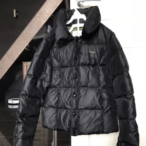  - En jacka från Guess som värmer gott såväl höst som vinter. De är storlek XS men jag tycker den är större, skulle uppskatta den till en Small/medium. Dyr i inköp! Säljes för 300kr.