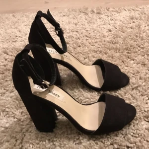  - Högklackat från Nelly strl 36, aldrig använda Kan skicka men då tillkommer frakt