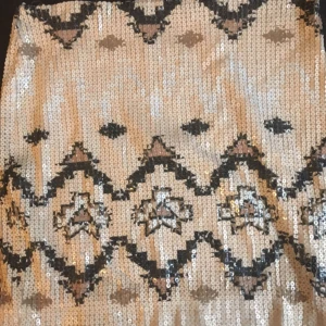  - En stretchig paljettkjol från Cubus. Exkl frakt. 