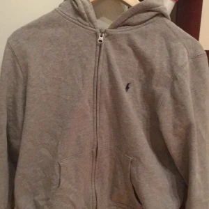 -  Grå Polo Ralph lauren zip hoodie strl 14-16 L men skulle säga att den är i en vuxen S 