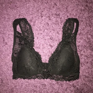  - Söt spets-bh utan byglar, klippt bort lappen så vet ej exakt storlek men skulle gissa på xs/s, bra skick. Frakt på 35kr tillkommer