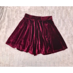  - Superfin vinröd/plommonfärgad sammetskjol i uppskattad storlek M men sitter som en XS. Perfekt skick. Lite för tight i midjan för mig som är en XS/S. FRI FRAKT! Fråga på om du undrar något (mått, mötas upp osv.) möjlighet till sänkt pris vid köp av flera plagg (stor garderobsrensning på G!!)