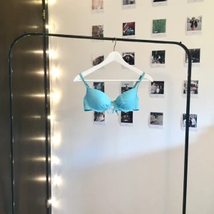  - Bikini-set som är bekvämare än Gud. Mötes upp i Stockholm eller fraktas. 