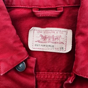  - Skitsnygg röd jeansjacka från LEVI'S! Favoritjackan säljes då den blivit för liten (Jag har storlek S) :( perfekt skick! FRI FRAKT! Fråga på om du undrar något (mått, mötas upp osv.) Möjlighet till sänkt pris vid köp av flera plagg (stor garderobsrensning på G!!)