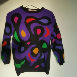  - En härlig stickad tröja med häftigt mönster. Ganska liten  i modellen. 