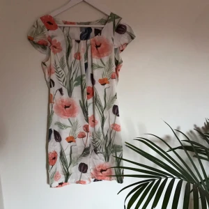  - En fin klänning i siden från H&M.