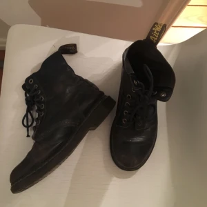  - MÖRKBLÅ dr. Martens, ganska slitna men går att putsa upp och få fresha. 