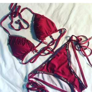  - Vinröd bikini från Nelly Beach. Storlek M, men mer som en S.