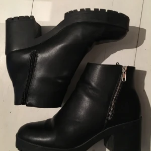  - Boots i veganläder från märket Pimkie, inköpta i Milano. Då det blev ett spontanköp och visade sig att jag knappt hade användning för dem ör de endast använda fåtal gånger. Möts helst upp i Stockholm!
