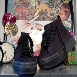  - Platform shoes from H&M divided. I bought them at a secondhand store but judging by the sole they've barely been used. Buyer pays for shipping, 42 Swedish kroner. "som jag längtar" 