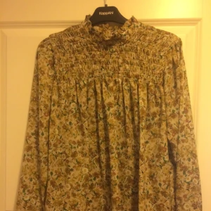  - Storlek 42, men passar lika bra på en 38a! Från topshop, använd max 2 ggr. Inklusive frakt 