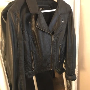  - Skinnjacka, ej äkta. Fint skick.