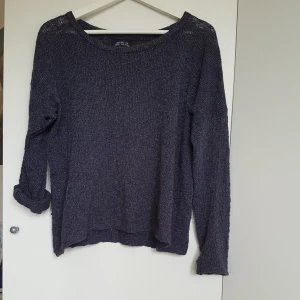 - Mörkblå stickad tröja från SOLO, har tyvärr en skada i ärmen, därav det låga priset men ärmarna är väldigt snygga upprullade. 