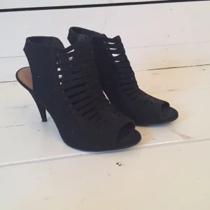  - Svart klassiker högklackat med lite extra detalj! Endast använda på balen i 9:an. Pris kan diskuteras