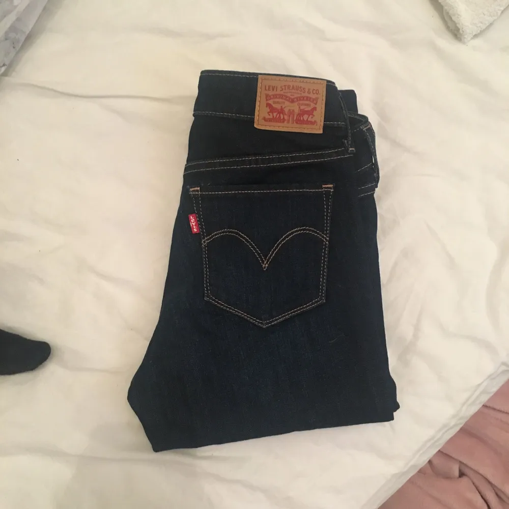 Helt nya Levi’s byxor endast testade i modellen 711 skinny, säljer dem pga att dem är för stora för mig. Dem är i storlek 25/32, priset kan sänkas vid snabb affär.   . Jeans & Byxor.