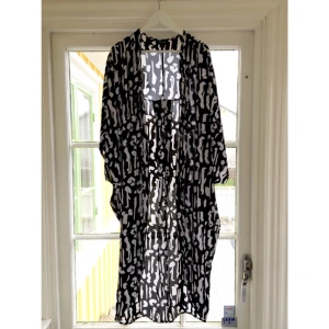  - Kimono från monki, transparent svartvit, vida trekvartslånga ärmar. Betalning via swish, frakt tillkommer.