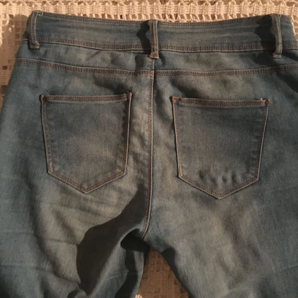 Sköna jeans! Långa i modellen och passar därför inte mina ben, hehe😉 50kr + frakt, helt i nyskick! . Jeans & Byxor.