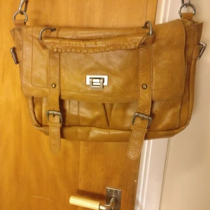  - Fin ljusbrun vintage väska i läder, sparsamt använd då jag köpt den tidigare! Super smidig och lätt att använda