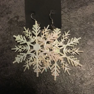  - Jättesöta snöflinge örhängen perfekt under jul, aldrig använda och jag säljer dom då jag skaffat töjningar. Jättebra skick swish går bra köpare står för frakten