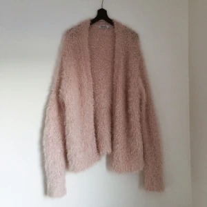  - Mysig ljusrosa kofta i fluffigt material. Köpt på Plick men aldrig använd tyvärr. 