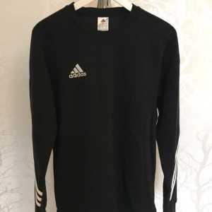  - Adidas sweatshirt, skön och mysig i bomull.   Tar endast swish eller kontant. 