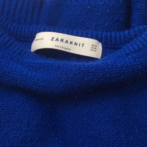  - Stickad tröja i fantastisk färg!! 