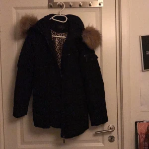  - Vinterjacka från Desiree. Stor och äkta päls. Hämtas från Göteborg/Mölndal. Köpare står för frakt. 